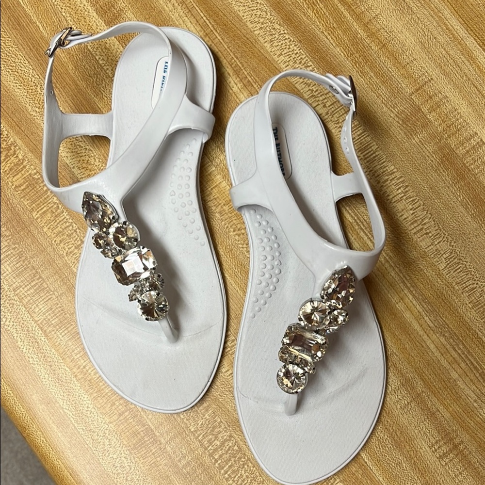 Elegant White OKA b Sandals with Crystal Embellishments